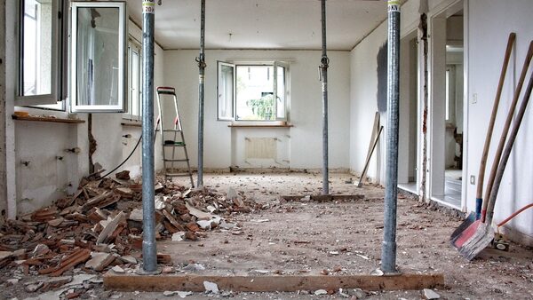 Стая в процес на ремонт с инструменти