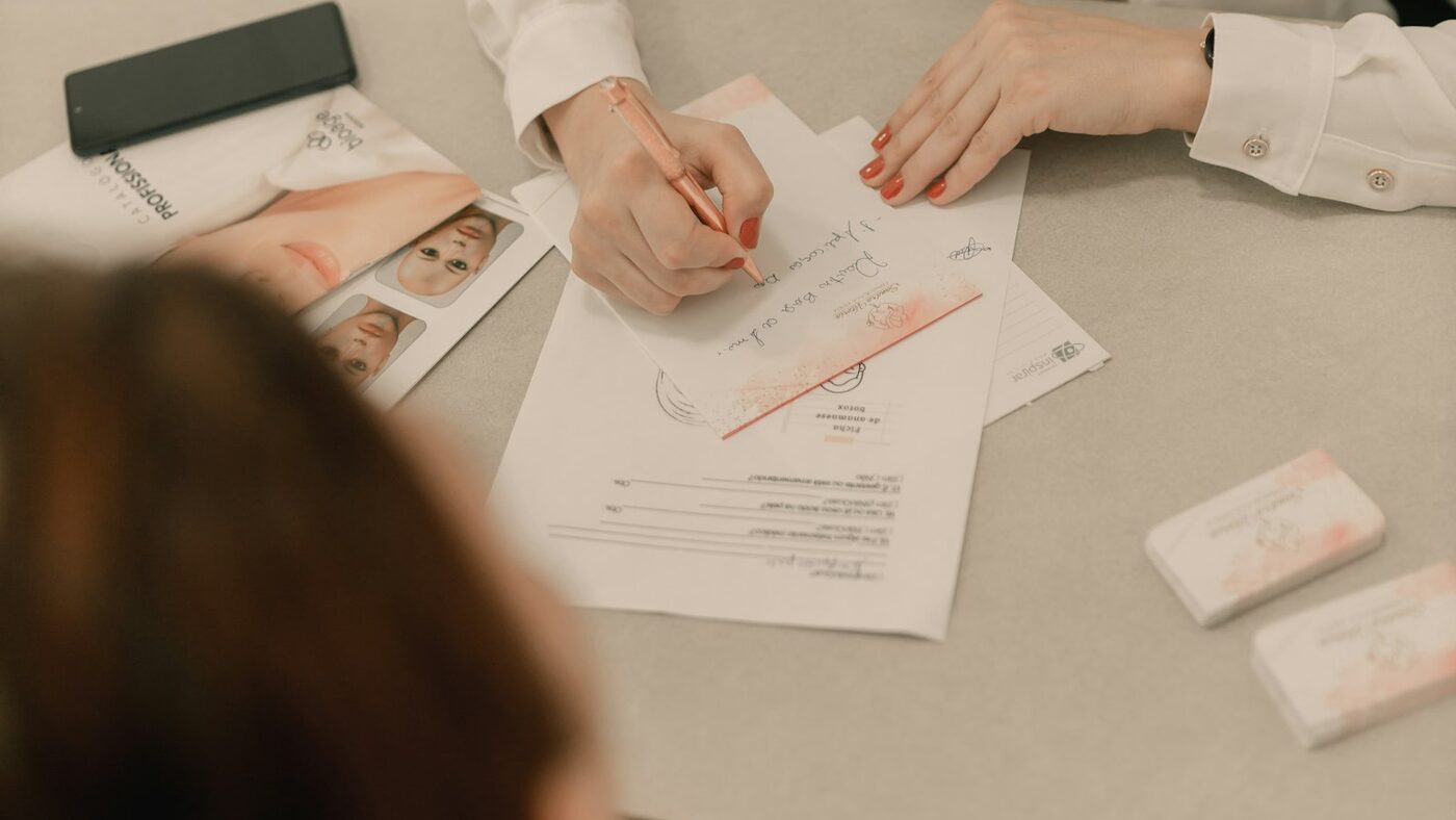 Специалист води консултация с пациент